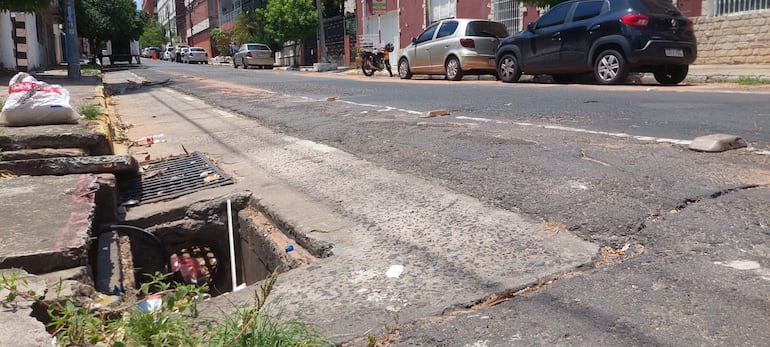 Registro de desagüe pluvial abierto en plena bicisenda de la calle Iturbe.