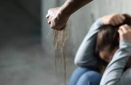 La mujer denunció a su expareja, una comisario de la Policía, por intentar matarla con un cuchillo y ahora, supuestamente, por coaccionarla.