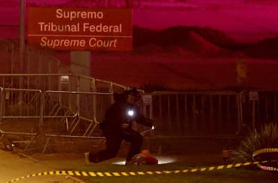 Un agente de la policía brasileña inspecciona una posible bomba dentro de una mochila frente a la sede de la Corte Suprema en Brasilia, el 1 de octubre de 2026. La policía brasileña investiga la presencia de una posible bomba en una mochila arrojada frente a la Corte Suprema —el máximo tribunal del país—, según informó la institución el 1 de octubre de 2026, tres días antes del inicio de las elecciones presidenciales.