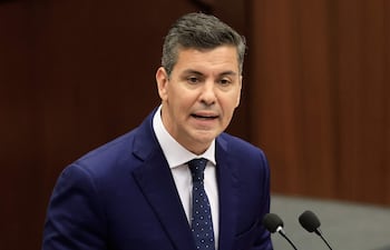 ARCHIVO. 20/10/2025.- El presidente de Paraguay, Santiago Peña, habla en la Asamblea Nacional de Panamá, en Ciudad de Panamá (Panamá). EFE/ Bienvenido Velasco