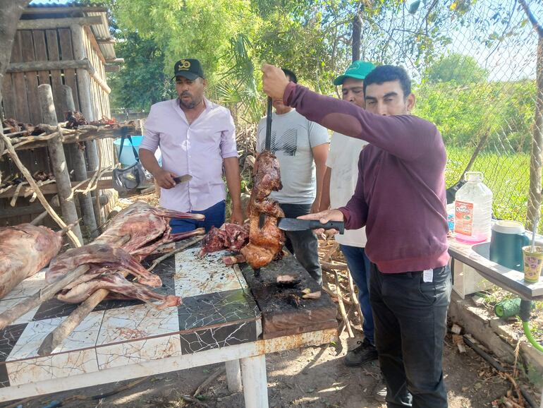 A pesar de la crisis economica, el tradicional asado no puede faltar en Fuerte Olimpo