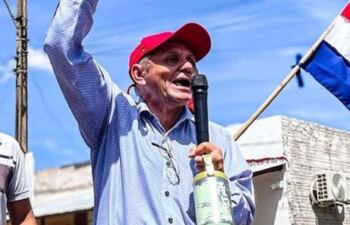 Vidal Brítez en una manifestación contra el avance de la minería clandestina.