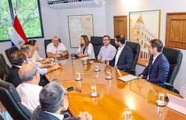 El nuevo titular del MEF Óscar Lovera se reunió con representantes de gremios de la construcción para discutir un cronograma de pagos.