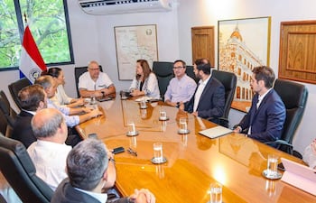 El nuevo titular del MEF Óscar Lovera se reunió con representantes de gremios de la construcción para discutir un cronograma de pagos.