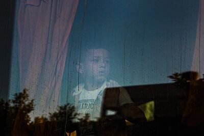 Un niño palestino sube el jueves a un bus en Jan Yunis para ser trasladado a Jordania para recibir tratamiento oncológico.