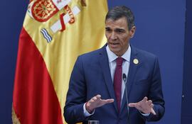 El presidente del Gobierno de España, Pedro Sánchez, habla durante la cumbre progresista este lunes, en el Palacio de La Moneda, en Santiago (Chile), antes de viajar a Uruguay y Paraguay.