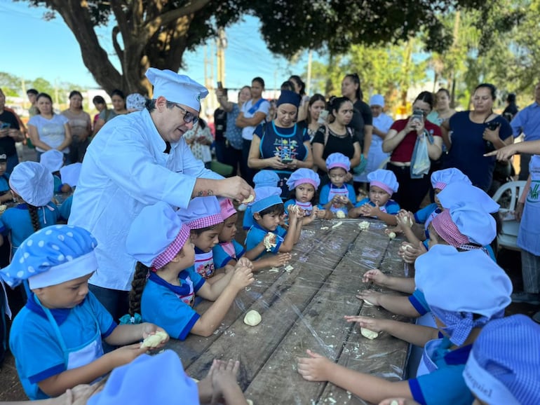 Niños aprendieron la receta y como hacer la chipa durante el concurso "La mejor Chipa" en Cambyretá.