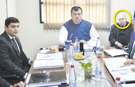 Agripino García (en círculo) detrás del senador liberocartista Dionisio Amarilla (centro) en la reunión de una comisión de la Cámara Alta y en la cual también participaba el senador José Oviedo (Yo Creo). Fue en setiembre de 2023.