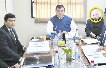 Agripino García (en círculo) detrás del senador liberocartista Dionisio Amarilla (centro) en la reunión de una comisión de la Cámara Alta y en la cual también participaba el senador José Oviedo (Yo Creo). Fue en setiembre de 2023.