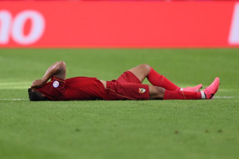 Roberto Fernández, jugador de la selección de Bolivia, lamenta la derrota frente a Estados Unidos por la primera fecha del Grupo C de la Copa América 2024 en el AT&T Stadium, en Arlington, Texas.