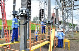 En la sustitución de transformadores de corrientes de la Subestación Acaray intervinieron ocho colaboradores de la Dirección Técnica de Itaipú, entre técnicos e ingenieros.