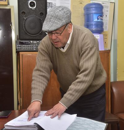 Lino Ávila, funcionario del Indert y dirigente sindical, muestra a ABC los reportes de trabajos en Arroyito.