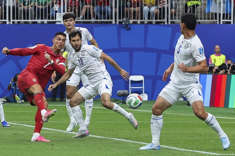 Houston (Estados Unidos), 23/06/2026.- Portugal`s Cristiano Ronaldo (L) scores a goal against Uzbekistan during the FIFA World Cup 2026 Group K soccer match Portugal vs Uzbekistan at Houston Stadium, Texas, USA, 23 June 2026. (Mundial de Fútbol) EFE/EPA/MIGUEL A. LOPES