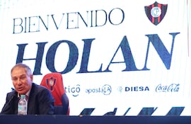 El nuevo director técnico del Club Cerro Porteño, Ariel Holan, habla en una conferencia de prensa este miércoles en Asunción (Paraguay).