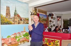 El propietario del hotel Maison Suisse muestra el rincón dedicado al cantón de Friburgo, de donde es originario.