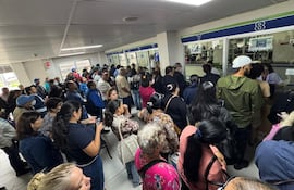 Asegurados se agolpan en la farmacia del Hospital Central del IPS esperando conseguir los fármacos que requieren.