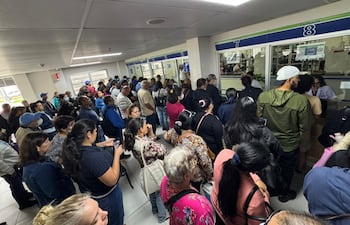 Asegurados se agolpan en la farmacia del Hospital Central del IPS esperando conseguir los fármacos que requieren.