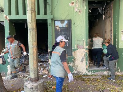 Policía Municipal de Asunción interviene y limpia un edificio abandonado lleno de basura.
