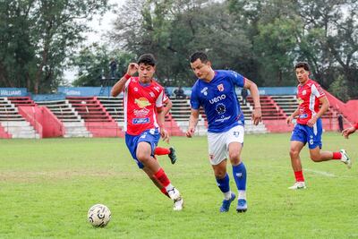 El atacante del "Potro", Carlos Díaz domina el esférico ante la presencia del defensor "librero", Ángel Cañete. (Foto: APF)