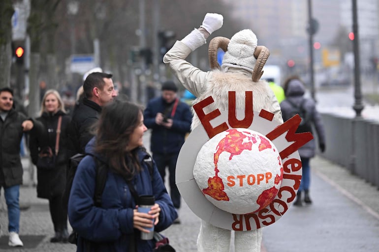 Un manifestante protesta contra el acuerdo UE-Mercosur en Berlín, Alemania.