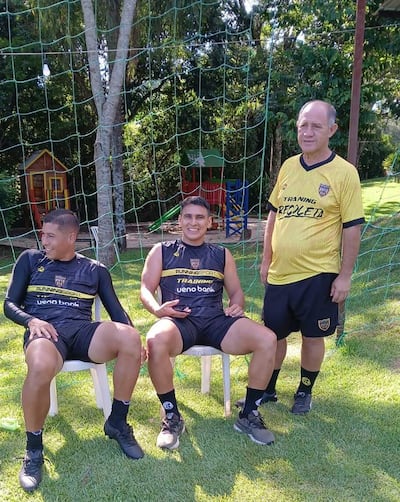 Wilfrido Báez, Carlos Vera y Francisco Martínez (asesor técnico), en el Puma Resort de Juan León Mallorquín, sede de la pretemporada de Recoleta FC.