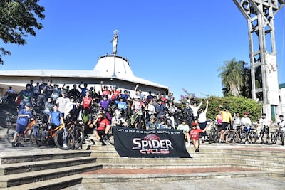 Ciclistas recorrieron esta mañana las Siete Iglesias, en el centro de Asunción. En la foto, los participantes frente a María Auxiliadora, de la calle Don Bosco.