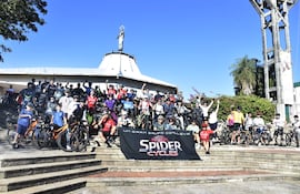 Ciclistas recorrieron esta mañana las Siete Iglesias, en el centro de Asunción. En la foto, los participantes frente a María Auxiliadora, de la calle Don Bosco.