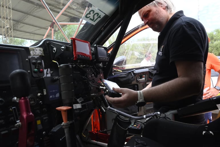 Los autos del Campeonato Nacional de Rally y las Camionetas realizan la instalación del GPS en la Terminal de Ómnibus de la ciudad de Mariscal Estigarribia, cabecera del Rally del Chaco 2026.
