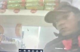 Presunto asaltante captado por cámara de circuito cerrado.