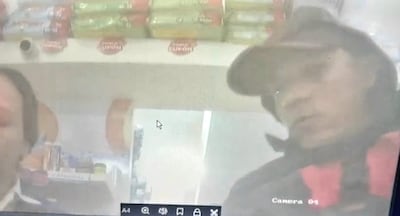 Presunto asaltante captado por cámara de circuito cerrado.