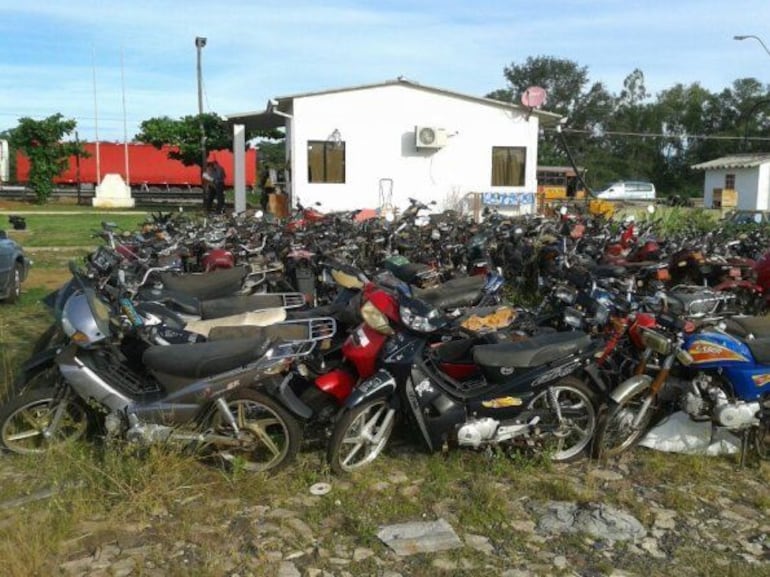 Foto ilustrativa de cómo las comisarías se ven sobrepasadas por la cantidad de motocicletas incautadas.