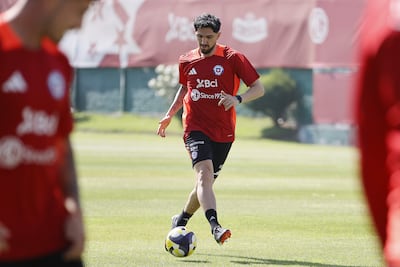 AME1235. SANTIAGO (CHILE), 21/03/2025.- El jugador de la selección chilena de fútbol, Diego Valdés, participa en un entrenamiento este viernes, en el complejo deportivo Juan Pinto Durán en Santiago (Chile). EFE/ Elvis González