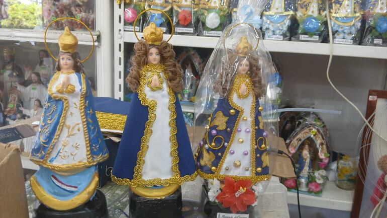 Cada virgencita refleja la fe y la devoción de quienes llegan hasta Caacupé.