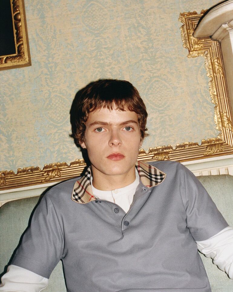 Moses Martin es figura de la campaña Escape to the Countryside de Burberry. (Instagram/Burberry)