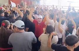 Los adherentes del candidato ganador de Santaní, Carlos Verón festejan con alegria el triunfo del equipo político
