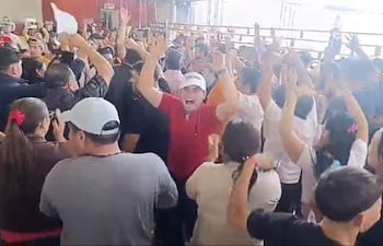 Los adherentes del candidato ganador de Santaní, Carlos Verón festejan con alegria el triunfo del equipo político