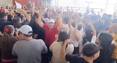 Los adherentes del candidato ganador de Santaní, Carlos Verón festejan con alegria el triunfo del equipo político