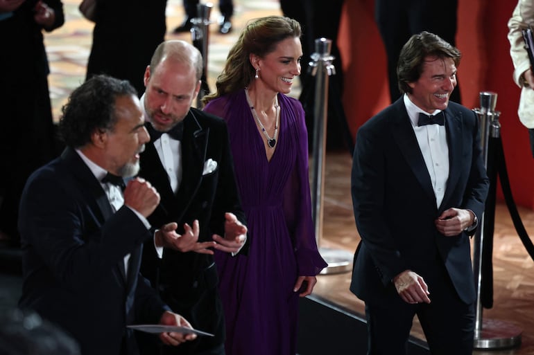 El cineasta mexicano Alejandro González Iñárritu y el actor estadounidense Tom Cruise junto príncipe William y Kate Middleton en el estreno mundial de la película Digger, en Londres. (Henry NICHOLLS / AFP)