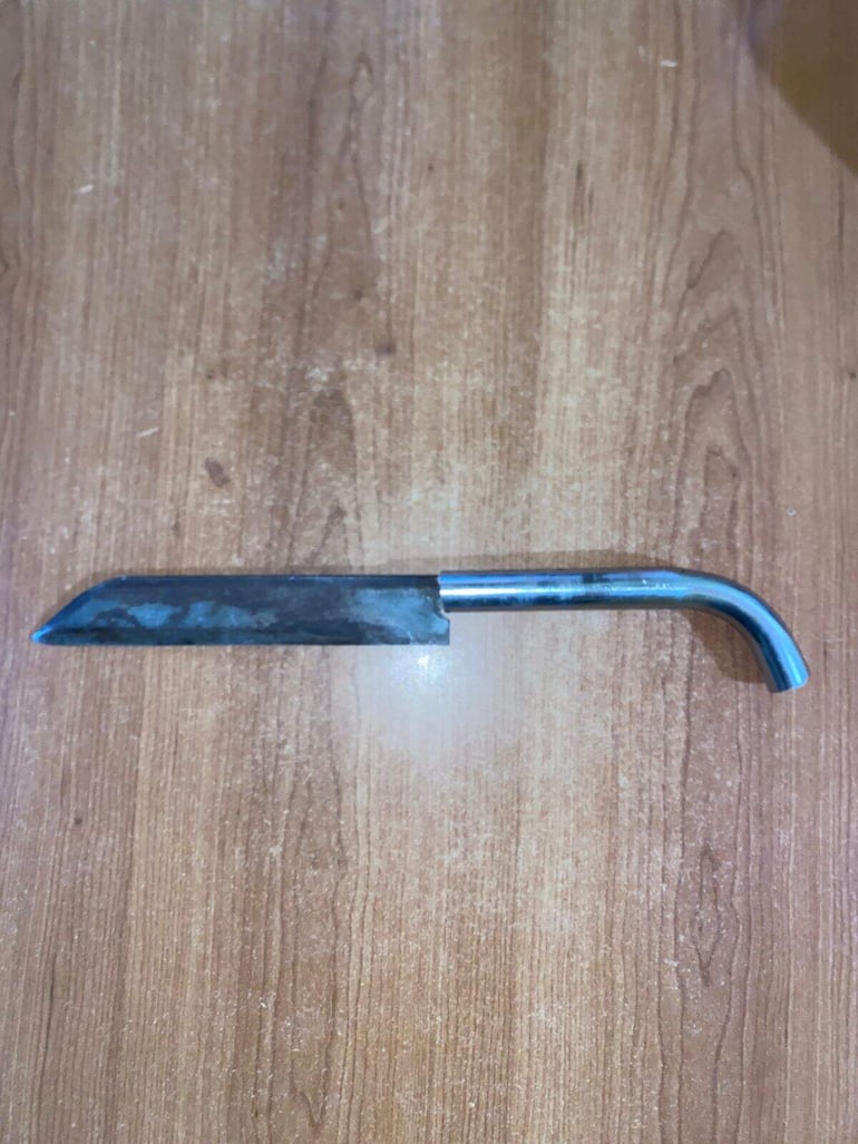 El machetillo fue entregado al personal de bomberos de San Roque González.