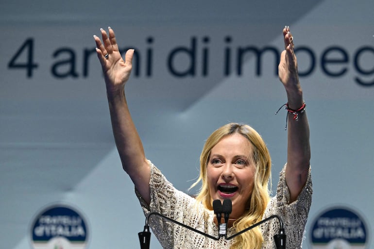 La primera ministra italiana, Giorgia Meloni, pronuncia un discurso para celebrar la longevidad récord de su gobierno ante simpatizantes del partido Hermanos de Italia (Fratelli d'Italia, FDI), en Bari, el 4 de septiembre de 2026.