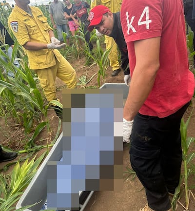 El cuerpo sin vida fue trasladado hasta una funeraria para la inspección.