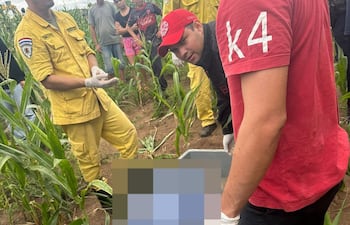 El cuerpo sin vida fue trasladado hasta una funeraria para la inspección.