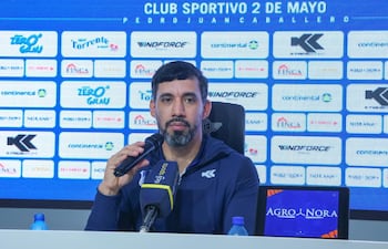 El entrenador del Sportivo 2 de Mayo, Eduardo Ledesma habla en conferencia de prensa tras el enfrentamiento ante Libertad, en el estadio La Huerta.