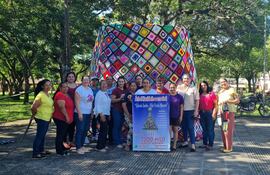 Preparan el primer árbol navideño hecho totalmente de crochet en Villa Florida, Misiones.