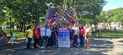 Preparan el primer árbol navideño hecho totalmente de crochet en Villa Florida, Misiones.