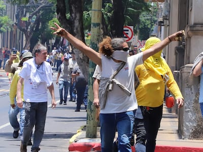 Mientras los senadores aprobaban a tambor batiente la ley que crea la Superintendencia de Jubilaciones, en las afueras sindicalistas de la ANDE se manifestaban.