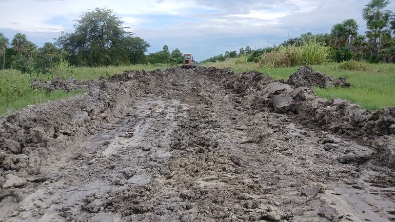 Una maquinaria del MOPC, procede a desbarrar el camino inundado