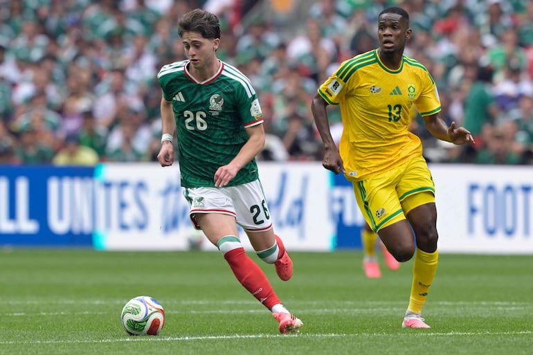 El mediocampista de México Brian Gutiérrez y el arquero de México Guillermo Ochoa disputan el balón durante el partido de fútbol del Grupo A de la Copa del Mundo 2026 entre México y Sudáfrica en el Estadio de la Ciudad de México.