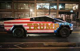 Una Tesla Cybertruck decorada con imágenes de Donald Trump en el tráfico en Washington, DC.