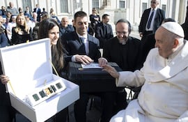 El Vaticano ha lanzado con éxito un satélite equipado con un nano-libro que contiene una versión minúscula de la célebre oración sobre la esperanza y la fraternidad rezada por el papa Francisco el 27 de marzo del 2020, ante una Plaza de San Pedro completamente vacía por la pandemia, informó hoy la Santa Sede. La “Specola Vaticana”, el observatorio astronómico de la Santa Sede, situado en el palacio apostólico del Castelgandolfo, organizará desde el 3 de agosto visitas guiadas para que expertos en astronomía lleven a los visitantes a descubrir rocas lunares, muestras de meteoritos, pero también raros textos y sus antiguos telescopios.